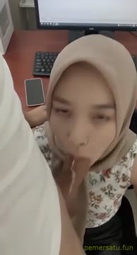 Hijab_Kantoran_Ketagihan_Ngentot_Digilir_Teman_Kantor_-_Lulustream.mp4