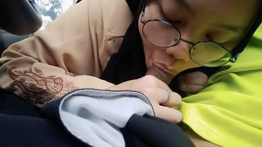 Bokep esemah jilbab malaysia mesum nyepong dimobil siang hari